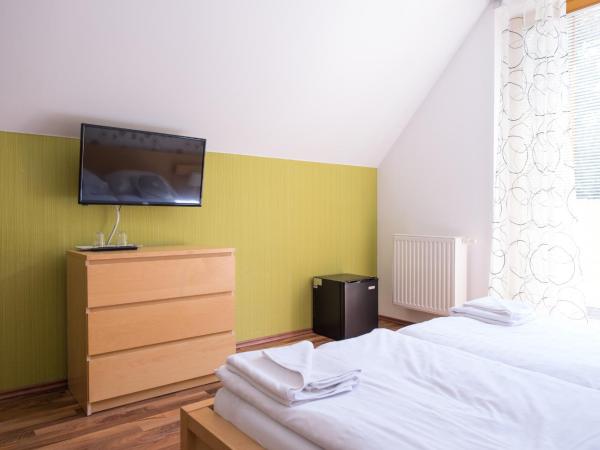 Hotel Garni Pod Skalkou : photo 8 de la chambre chambre double avec balcon ou terrasse 