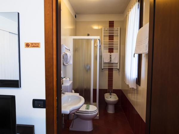 B&B Villalta : photo 6 de la chambre chambre double avec salle de bains privative
