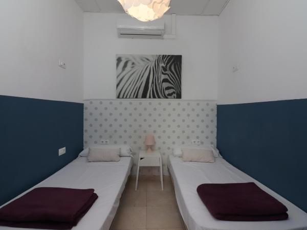 Feel Hostels City Center : photo 2 de la chambre petite chambre lits jumeaux