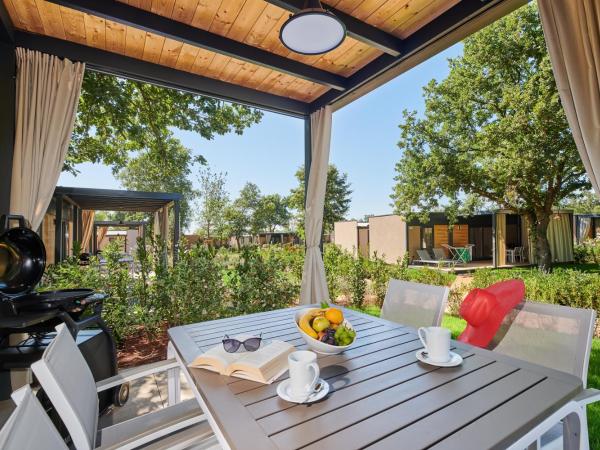 Camping Park Umag Mobile Homes : photo 1 de la chambre mobile home familial - canova bay