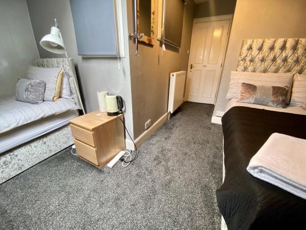 16 Pilrig Guest House : photo 3 de la chambre chambre lits jumeaux avec salle de bains privative séparée