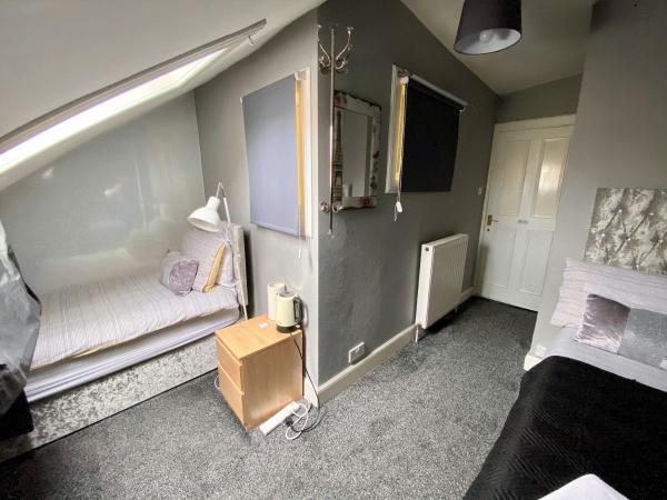16 Pilrig Guest House : photo 4 de la chambre chambre lits jumeaux avec salle de bains privative séparée