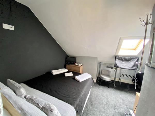 16 Pilrig Guest House : photo 5 de la chambre chambre lits jumeaux avec salle de bains privative séparée
