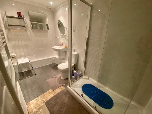 16 Pilrig Guest House : photo 1 de la chambre chambre double avec salle de bains privative extérieure