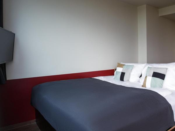 Base Apartments : photo 2 de la chambre medium studio with kitchenette and air-conditioner