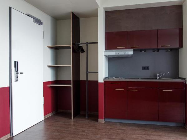 Base Apartments : photo 5 de la chambre medium studio with kitchenette and air-conditioner