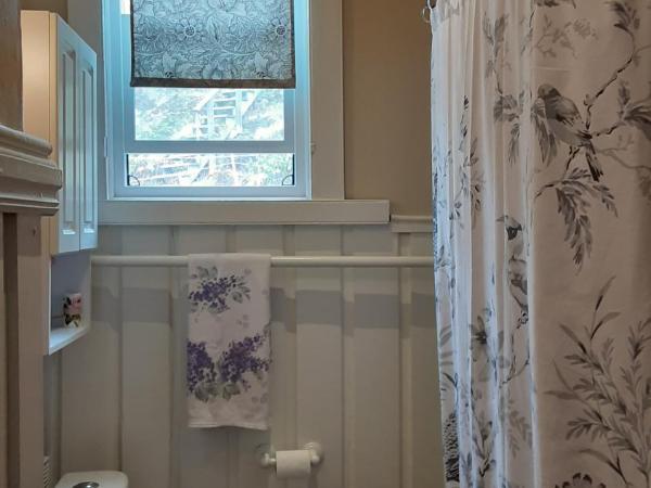 Sea Birds Cottage : photo 3 de la chambre chambre lit queen-size - vue sur jardin