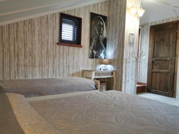 B&B Mini Hotel Incity-close train station and port- : photo 4 de la chambre chambre triple avec terrasse