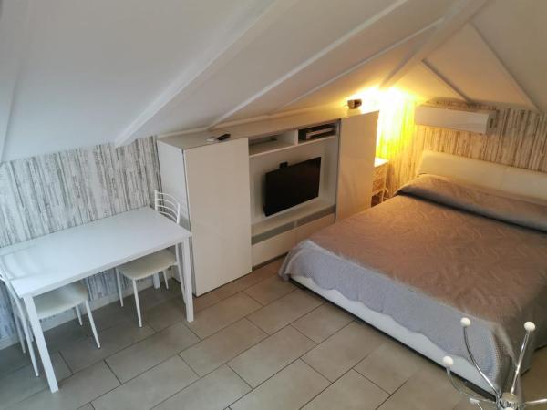 B&B Mini Hotel Incity-close train station and port- : photo 1 de la chambre chambre triple avec terrasse