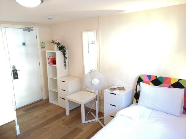 Park Villa Boutique Hostel : photo 3 de la chambre chambre avec lits jumeaux - salle de bains commune