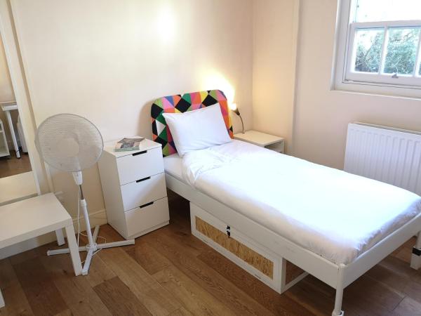 Park Villa Boutique Hostel : photo 4 de la chambre chambre avec lits jumeaux - salle de bains commune