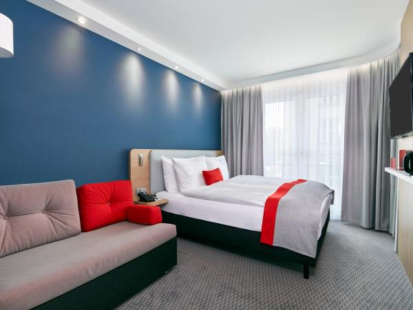 Holiday Inn Express - Berlin - Alexanderplatz, an IHG Hotel : photo 5 de la chambre chambre double avec canapé-lit
