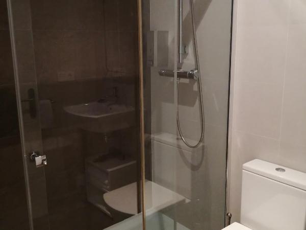 CR Luarri : photo 9 de la chambre chambre double ou lits jumeaux avec salle de bains privative