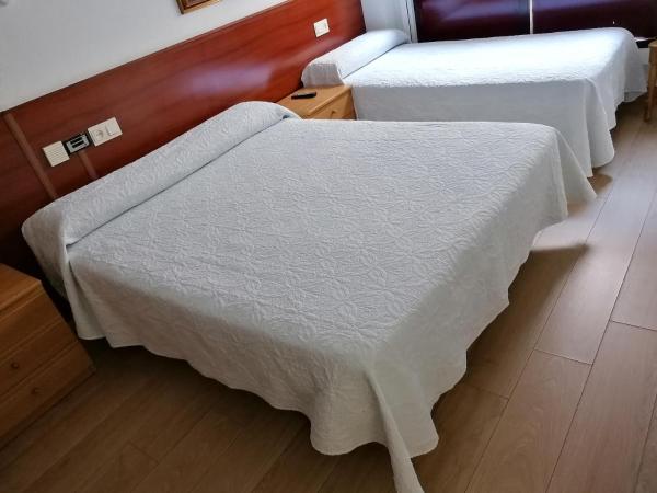 Hostal Adelia : photo 6 de la chambre chambre triple avec salle de bains