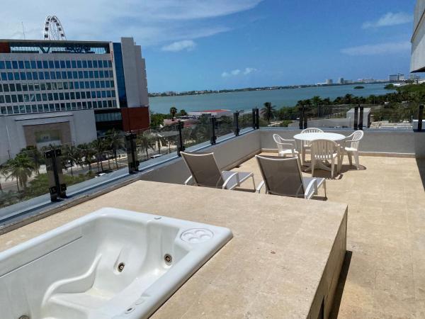 Condo in Ocean Front Resort : photo 1 de la chambre appartement avec terrasse