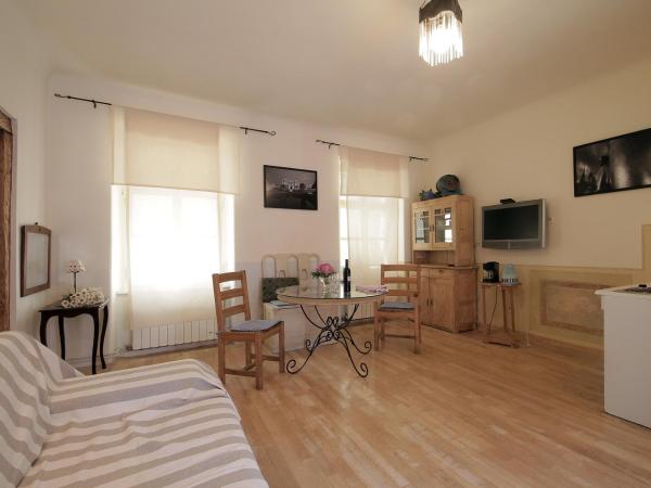 Guesthouse Lessi : photo 1 de la chambre studio avec balcon 