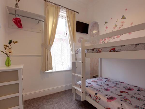 Mayfair Hotel : photo 2 de la chambre chambre familiale avec salle de bains privative