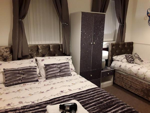 Mayfair Hotel : photo 3 de la chambre chambre triple avec douche