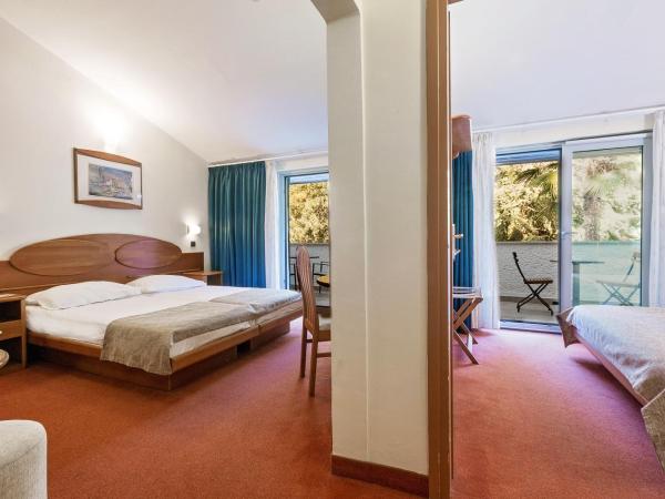 Villa Galijot Plava Laguna : photo 2 de la chambre chambre familiale classique avec balcon - côté mer