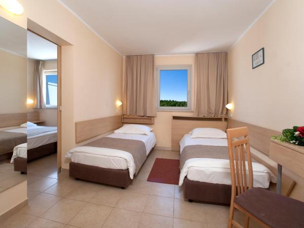 Hotel Delfin Plava Laguna : photo 2 de la chambre chambre familiale classique avec balcon