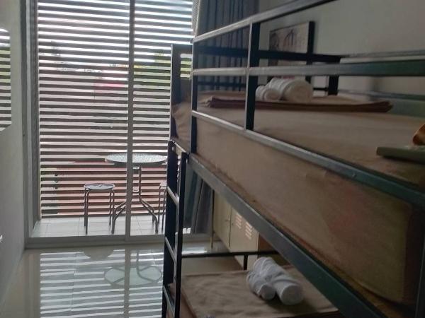 BB House Budget & Boutique : photo 1 de la chambre hébergement privé avec 2 lits superposés et balcon