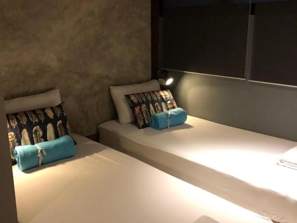 In a Box Hostel : photo 1 de la chambre chambre triple avec salle de bains commune