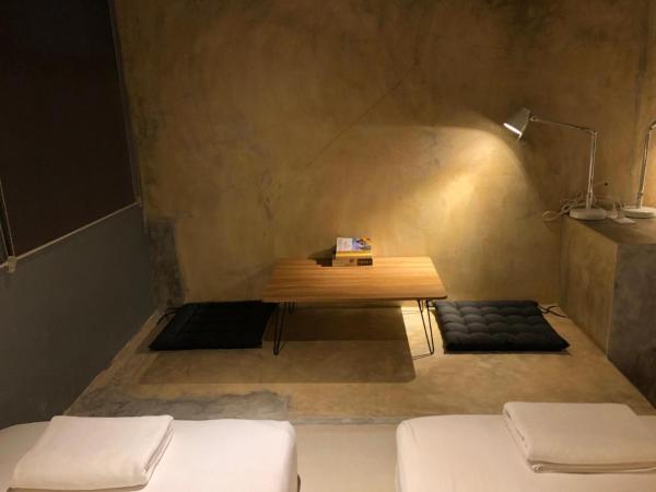 In a Box Hostel : photo 4 de la chambre chambre lits jumeaux avec salle de bains commune