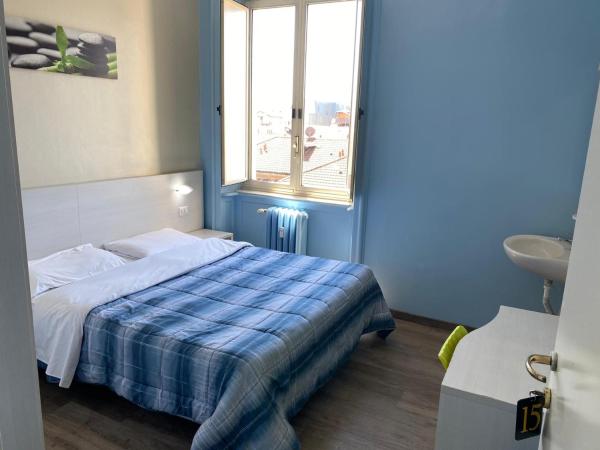 Hotel Kennedy : photo 3 de la chambre chambre double avec salle de bains commune