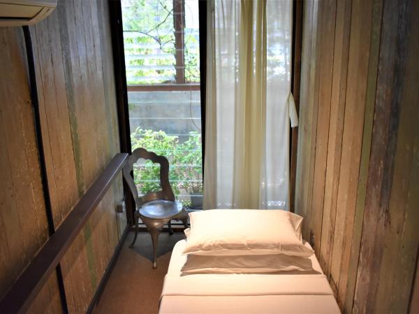 Frenz Republic - SELF CHECK IN : photo 4 de la chambre chambre simple avec toilettes communes