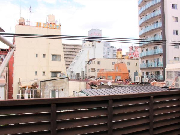 K's House Tokyo Oasis - Quality Hostel in Asakusa : photo 9 de la chambre chambre lits jumeaux avec balcon