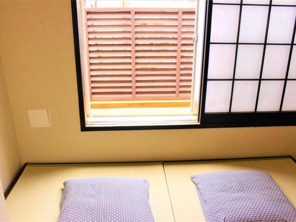 K's House Tokyo Oasis - Quality Hostel in Asakusa : photo 6 de la chambre chambre lits jumeaux avec balcon