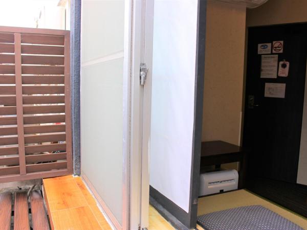 K's House Tokyo Oasis - Quality Hostel in Asakusa : photo 7 de la chambre chambre lits jumeaux avec balcon