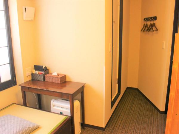 K's House Tokyo Oasis - Quality Hostel in Asakusa : photo 3 de la chambre chambre lits jumeaux avec balcon