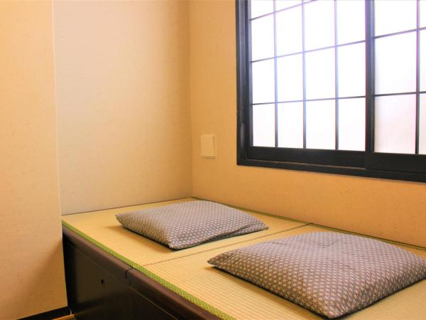 K's House Tokyo Oasis - Quality Hostel in Asakusa : photo 4 de la chambre chambre lits jumeaux avec balcon