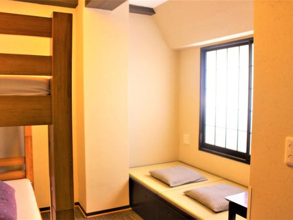 K's House Tokyo Oasis - Quality Hostel in Asakusa : photo 1 de la chambre chambre lits jumeaux avec balcon