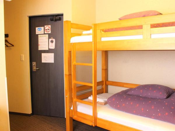 K's House Tokyo Oasis - Quality Hostel in Asakusa : photo 2 de la chambre chambre lits jumeaux avec balcon