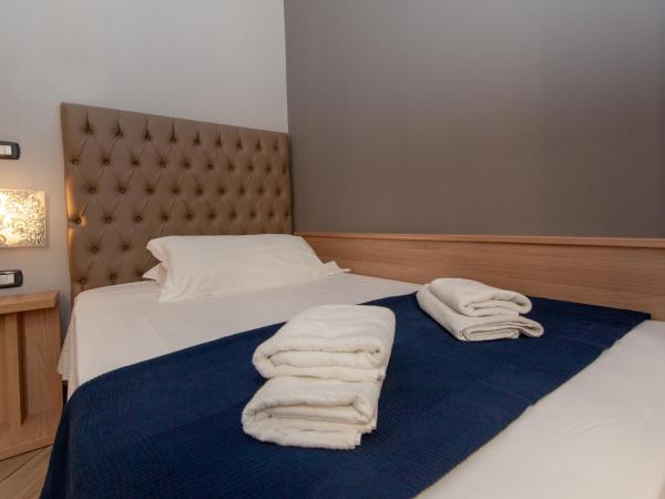 Hotel Genziana : photo 3 de la chambre chambre double avec salle de bains privative séparée