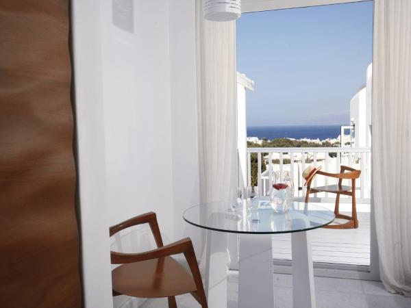 Belvedere Mykonos - Main Hotel - The Leading Hotels of the World : photo 2 de la chambre suite lune de miel - vue sur mer ou piscine