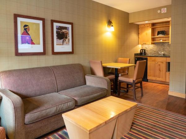 Fox Hotel and Suites : photo 2 de la chambre suite 2 chambres supérieure