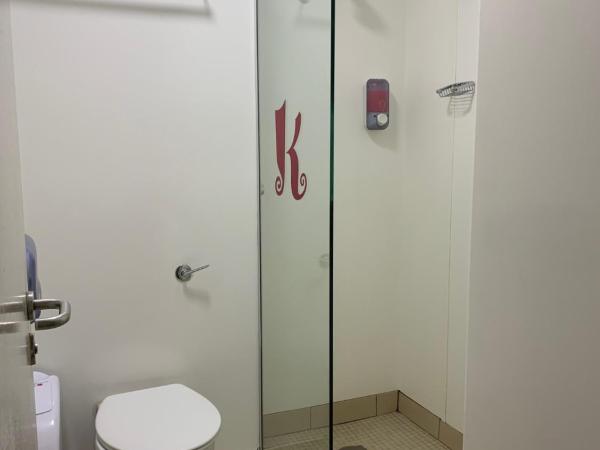 Kinlay Hostel Eyre Square : photo 4 de la chambre chambre familiale avec 4 lits et salle de bains privative