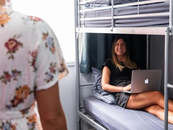 Mad Monkey Waterfront : photo 3 de la chambre lit dans dortoir féminin de 8 lits avec salle de bains