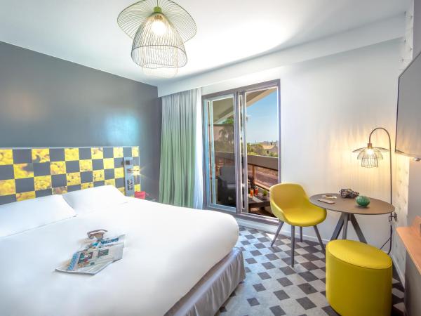 Mercure Hyères Centre Côte d'Azur : photo 8 de la chambre chambre privilège avec lit double et balcon