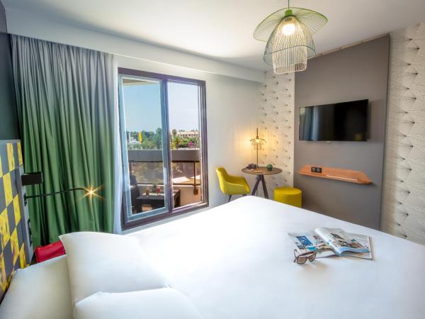 Mercure Hyères Centre Côte d'Azur : photo 8 de la chambre chambre privilège avec lit double et balcon
