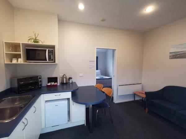 Airport Birches Motel : photo 1 de la chambre appartement 1 chambre avec baignoire spa