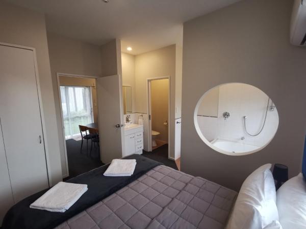 Airport Birches Motel : photo 6 de la chambre appartement 1 chambre avec baignoire spa