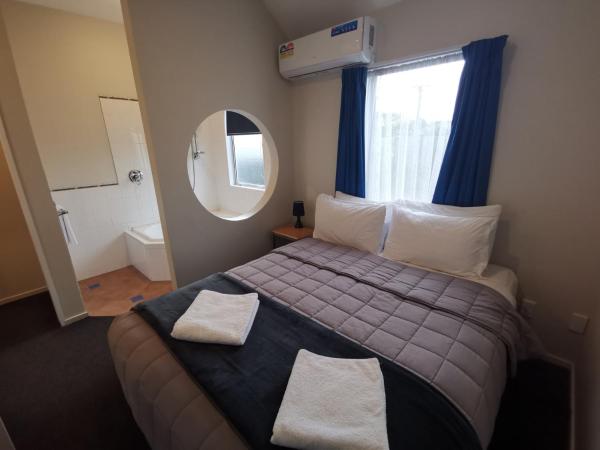 Airport Birches Motel : photo 5 de la chambre appartement 1 chambre avec baignoire spa