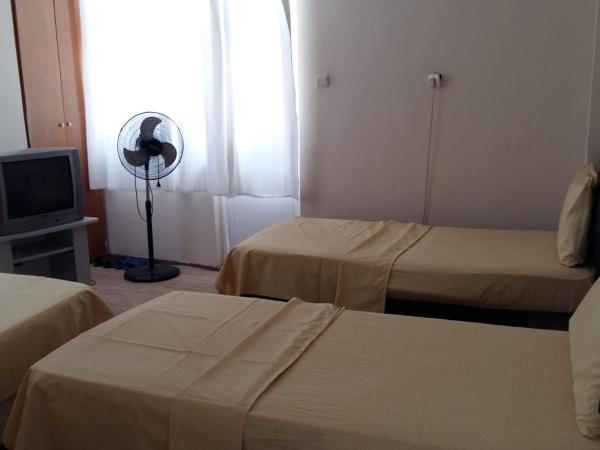 Ersoy Ak Pansiyon : photo 7 de la chambre chambre triple Économique avec salle de bains commune