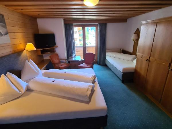 Hotel Cresta : photo 4 de la chambre chambre triple avec balcon