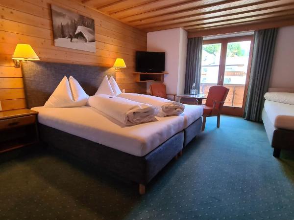 Hotel Cresta : photo 3 de la chambre chambre triple avec balcon