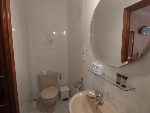 Pension Lorea : photo 7 de la chambre chambre double ou lits jumeaux avec salle de bains privative